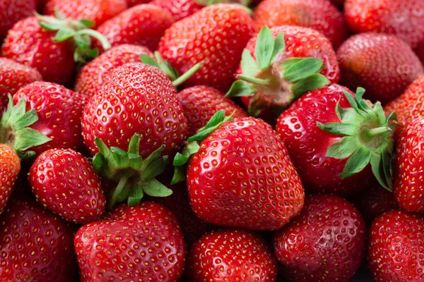 草莓堆 自然背景 — 图库照片
