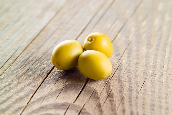 Drie Groene Olijven Houten Tafel — Stockfoto