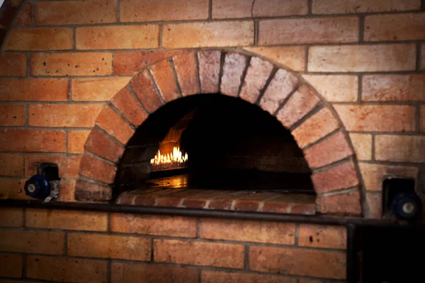 Pizza Pişirmek Pişirmek Için Geleneksel Bir Fırın — Stok fotoğraf