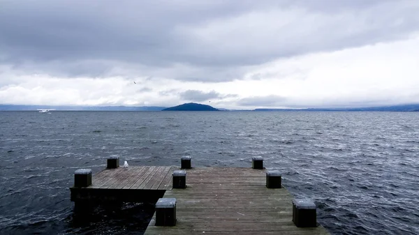 Lake Rotorua için arıyor