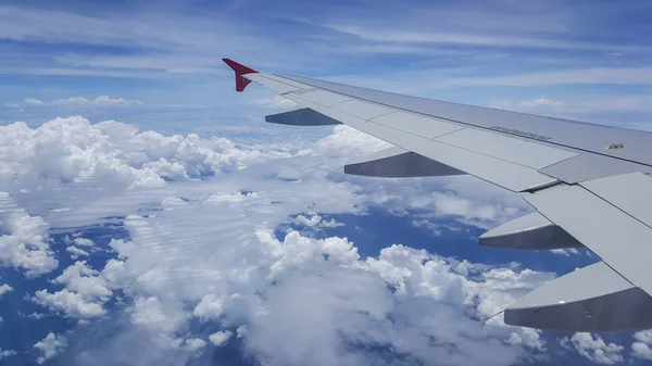 gökyüzünde uçan yüksek