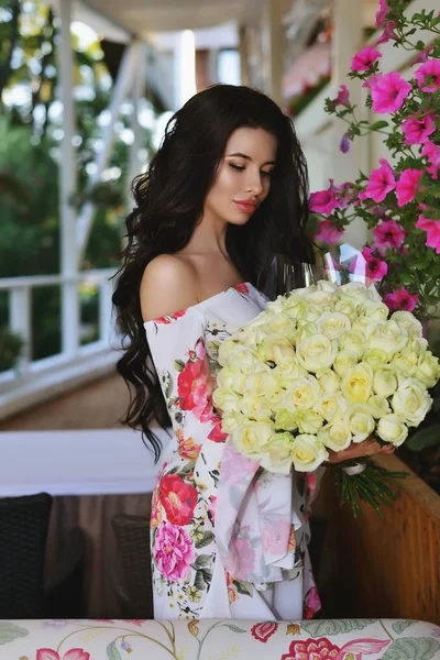 çiçekli esmer kız