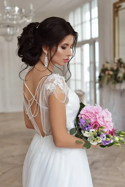 Beautiful girl bride — Stock Photo, Image