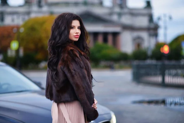 bir kürk manto modeli kız