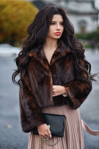 bir kürk manto modeli kız