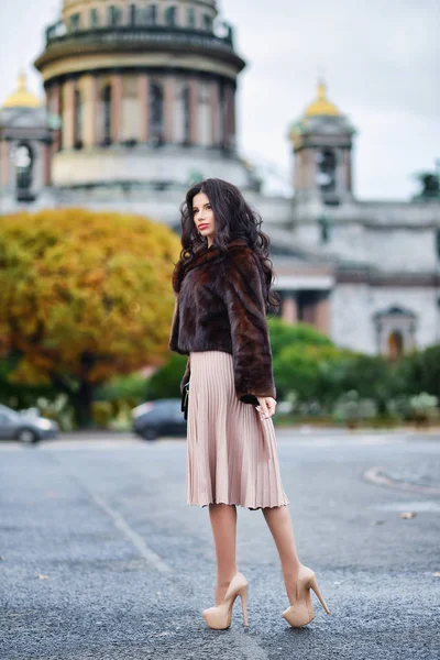 bir kürk manto modeli kız