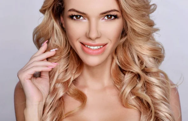 uzun ve parlak kıvırcık saçlı kız