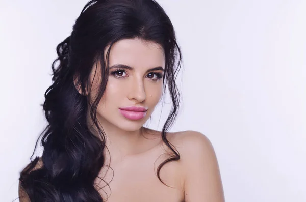 Güzel kız gülümsüyor