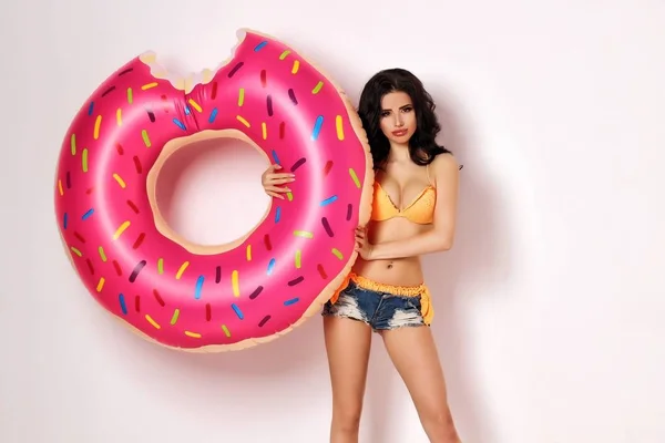 Mayo şişme daire ile güzel kız