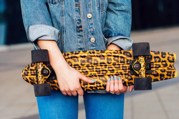 Kız kaykay ile el ayakta