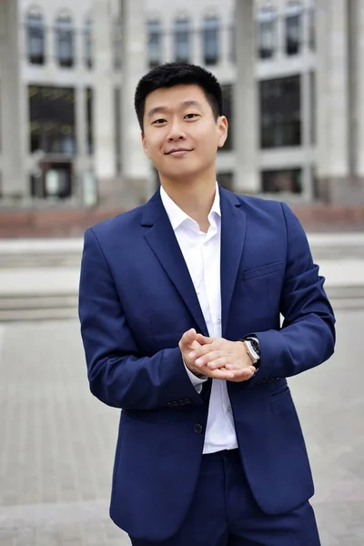 ellerini ovuşturarak takım elbiseli genç erkek işadamı