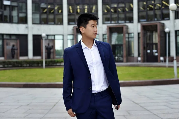 Takım elbiseli genç erkek işadamı