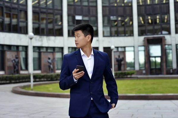 bir telefon ile takım elbiseli genç erkek işadamı