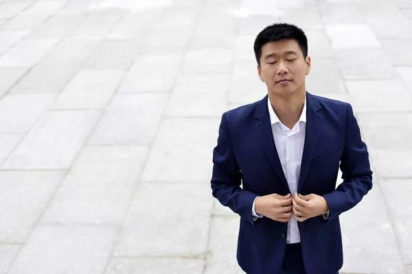 Takım elbiseli genç erkek işadamı istiyor