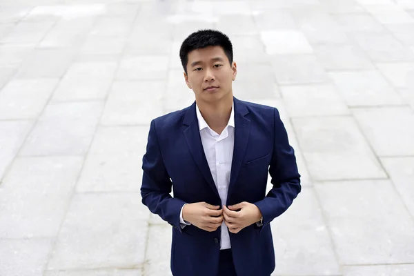 genç erkek iş adamı düğmeleri elbise