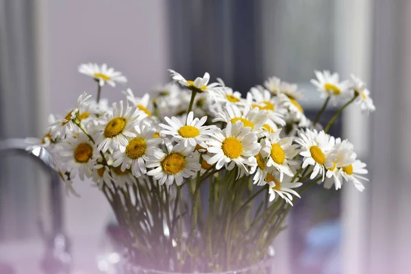 bir buket çiçek vazo içinde ayakta