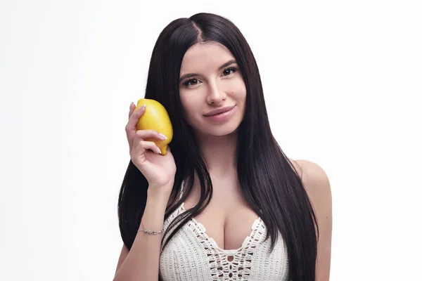 güzel genç kız holding limon