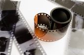 film 35 mm váleček na bílém pozadí, černobílé negativy
