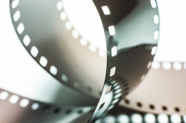 Yüzük Foto film 35mm beyaz zemin üzerine kapatın. Soyutlama