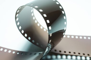Yüzük Foto film 35mm beyaz zemin üzerine kapatın. Soyutlama