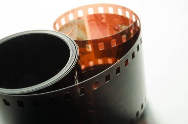 Yüzük Foto film 35mm beyaz zemin üzerine kapatın. Soyutlama