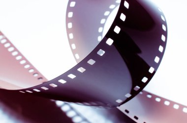 Yüzük Foto film 35mm beyaz zemin üzerine kapatın. Soyutlama
