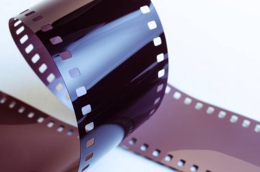 Yüzük Foto film 35mm beyaz zemin üzerine kapatın. Soyutlama