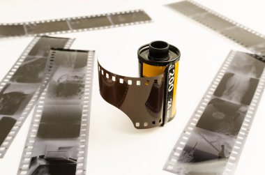 Beyaz arka plan, siyah beyaz negatif silindir 35 mm film