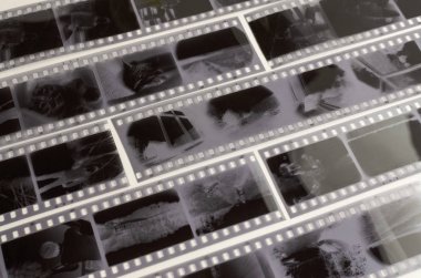 Beyaz arka planda siyah beyaz negatif 35 mm film