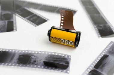 Beyaz arka plan, siyah beyaz negatif silindir 35 mm film