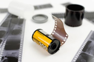 Beyaz arka plan, siyah beyaz negatif silindir 35 mm film