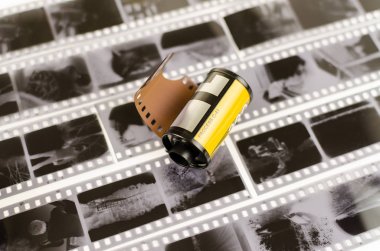 Beyaz arka plan, siyah beyaz negatif silindir 35 mm film