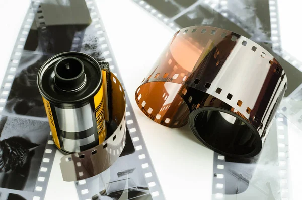 Beyaz arka plan, siyah beyaz negatif silindir 35 mm film