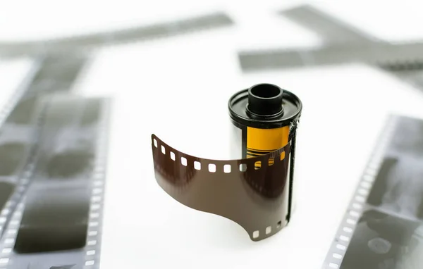 The roller 35 mm film on white background, black and white negatives — Stock Photo, Image