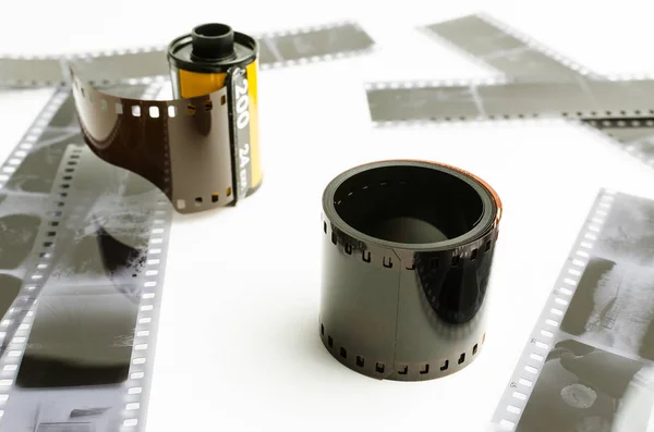 The roller 35 mm film on white background, black and white negatives — Stock Photo, Image