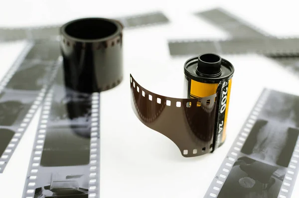 Beyaz arka plan, siyah beyaz negatif silindir 35 mm film
