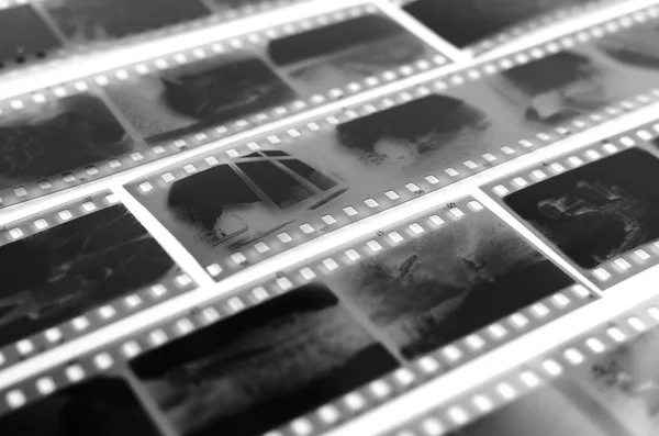 Черно-белые негативы 35 мм пленка на белом фоне — стоковое фото
