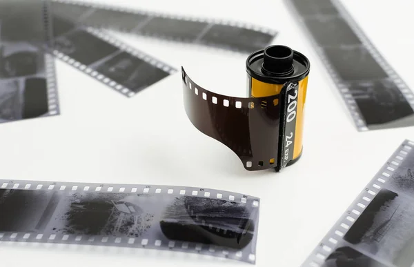 O rolo de 35 mm filme sobre fundo branco, preto e branco negativos — Fotografia de Stock