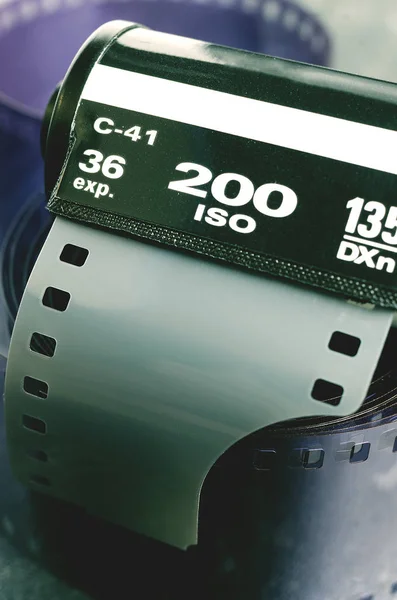 35mm makara film karanlık bir arka plan üzerinde