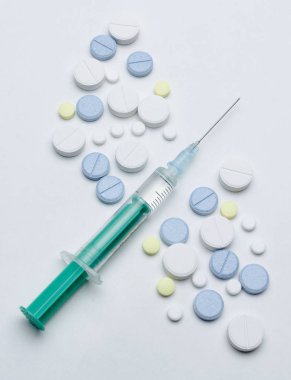 renkli tablet ve beyaz arka planda, closeup tek kullanımlık şırınga