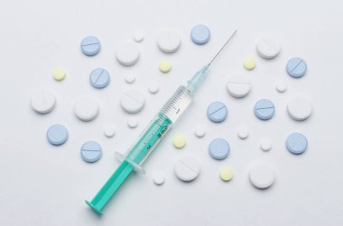 renkli tablet ve beyaz arka planda, closeup tek kullanımlık şırınga