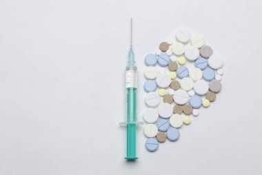 renkli tablet ve beyaz arka planda, closeup tek kullanımlık şırınga