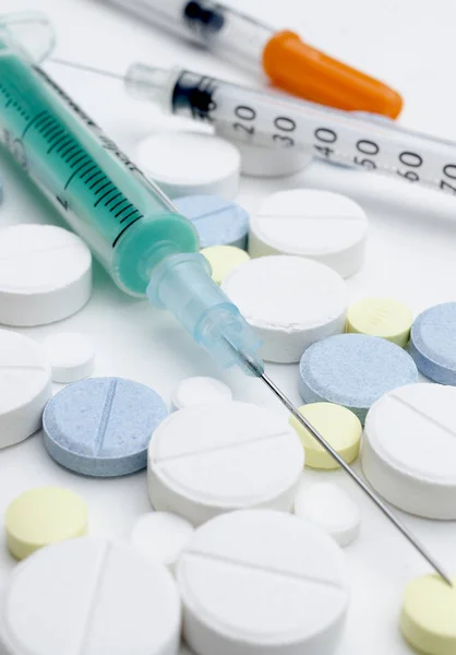 renkli tablet ve beyaz arka planda, closeup tek kullanımlık şırınga
