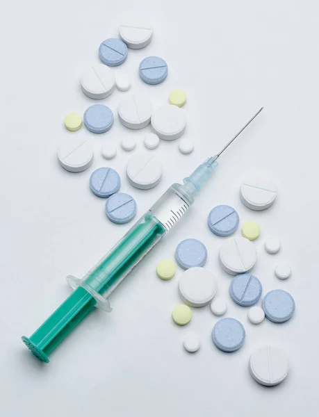 renkli tablet ve beyaz arka planda, closeup tek kullanımlık şırınga