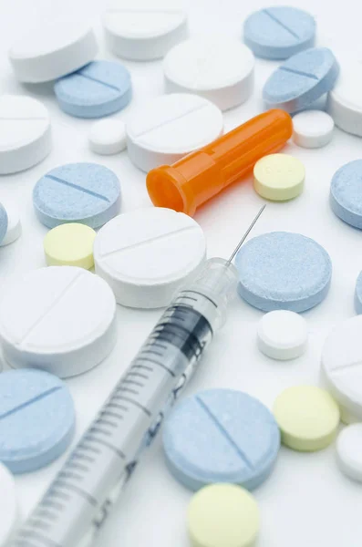 renkli tablet ve beyaz arka planda, closeup tek kullanımlık şırınga