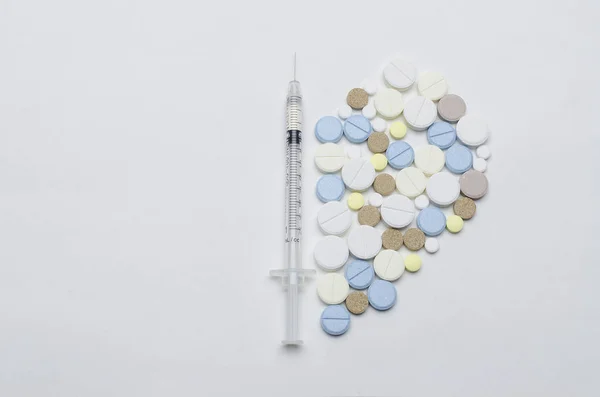 renkli tablet ve beyaz arka planda, closeup tek kullanımlık şırınga