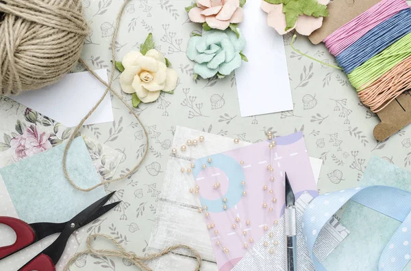 yaratıcı çalışma alanı ile kağıt, scrapbooking
