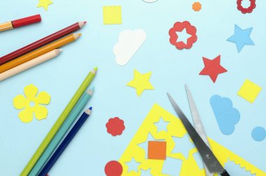 kurşun kalem, makas ve parlak kağıt süsleme