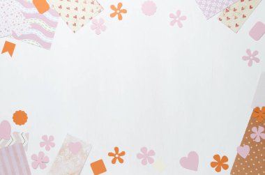 Kağıt rakamlar ve parlak turuncu ve pembe kağıtlar. Metin için en iyi, boş uzaydan görünümü