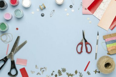 Araç ve Gereçleri yaratıcılık için masanın üzerine dağılmış. Scrapbooking, yaratıcı karışıklık. Metin, en iyi görünüm için boş yer